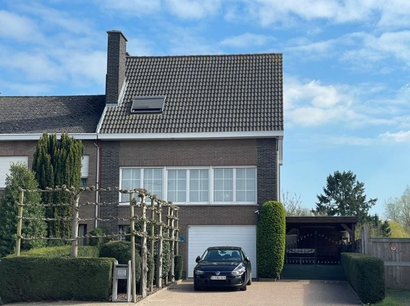 Ruime en goed onderhouden ééngezinswoning (HOB) gelegen op invalsweg centrum Lier. Gelijkvloers: inkomhal met vestiaire en afz. WC. Wasruimte met nieu