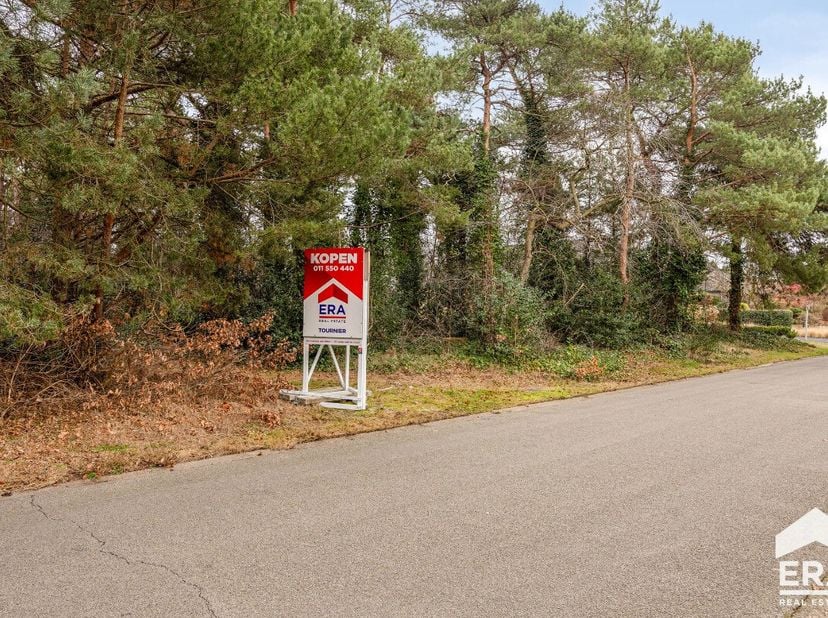 Bestemd voor open bebouwing. Gelegen met 20 meter aan de straat op steenworp van de Nederlandse grens.