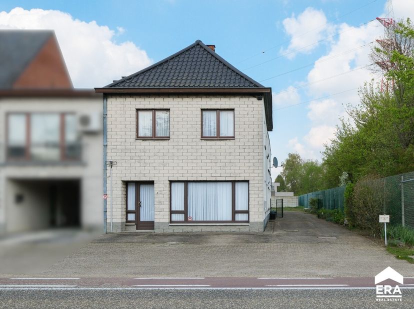 [[ CE BIEN PARTICIPE À LA JOURNÉE MAISONS OUVERTES ERA LE 13/6 DE 9:30 À 10:30 ]] Maison spacieuse mitoyenne à Zonhoven, située Halveweg 4, dans un qu