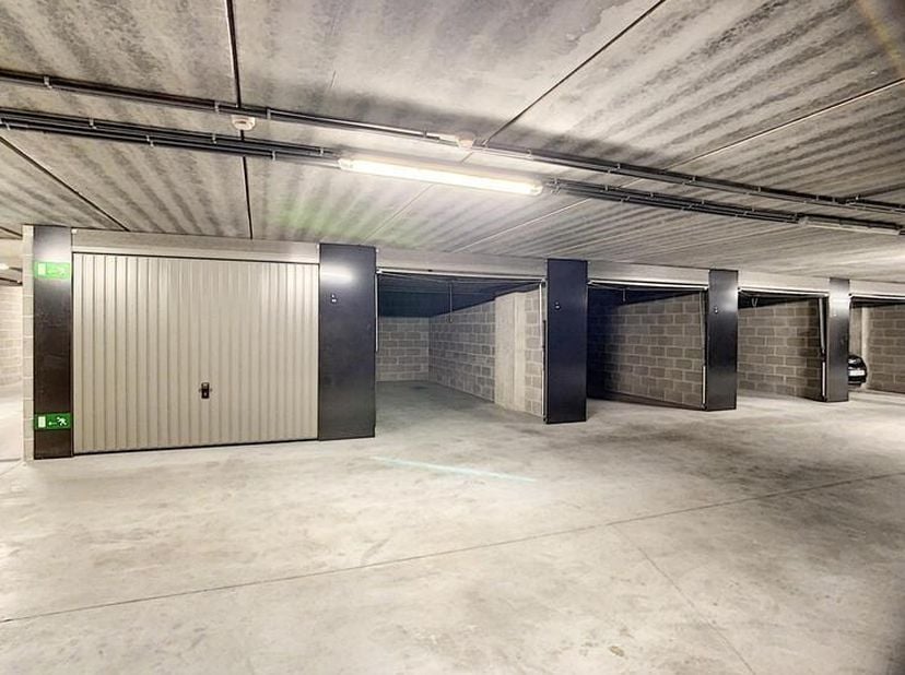 Onder het nieuwbouwproject "Dulle Griet Garden", gelegen op de Vrijdagmarkt te Gent bevindt zich deze ondergrondse garagebox.2.47. met afgesloten priv