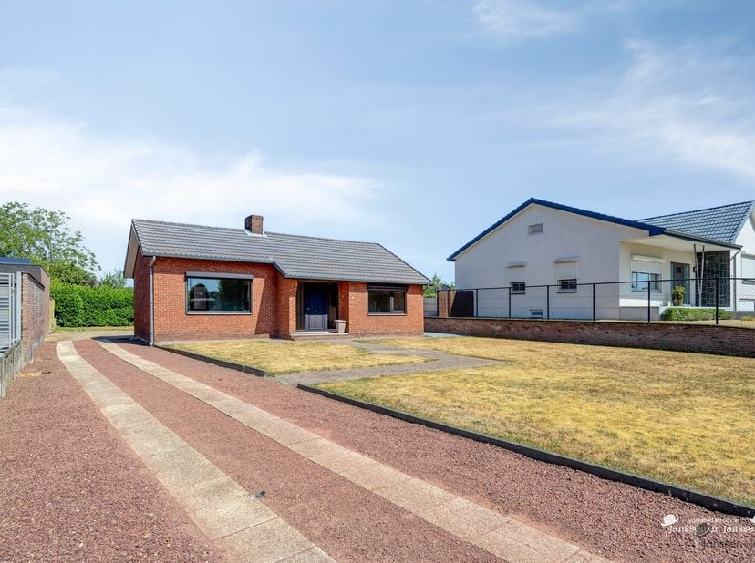 Vous recherchez une maison de plain-pied dans un cadre paisible ? Cette charmante maison de style ouvert située à Oudsbergen offre un agréable mélange