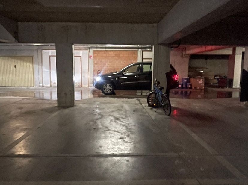 Ruime ondergrondse parkeerplaats te koop op toplocatie in centrum Genk (2 beschikbaar - naast elkaar)<br />
Bent u op zoek naar een vlot bereikbare en