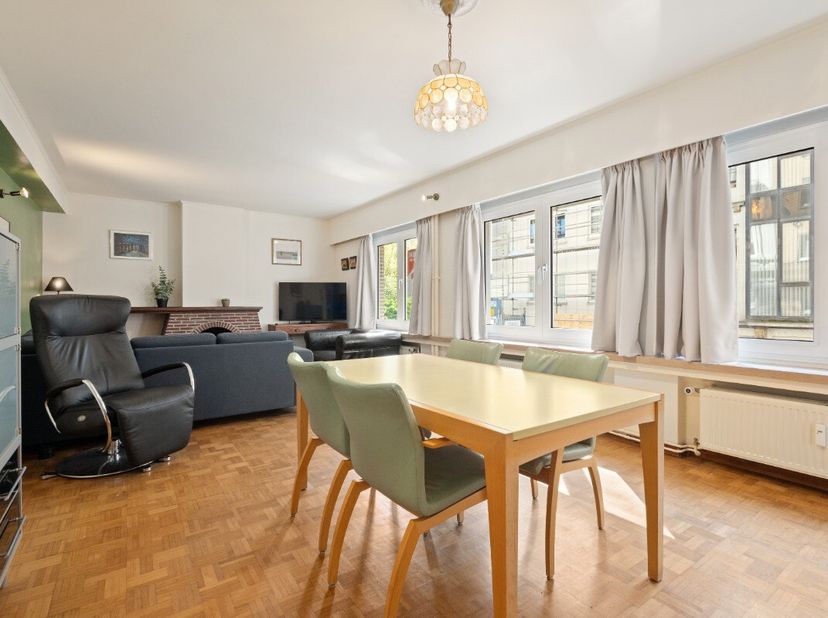 Te koop: ruim appartement in het centrum van Oostende, op korte afstand van de Zeedijk en het strand. Dit ruime appartement aan de Ijzerstraat biedt e