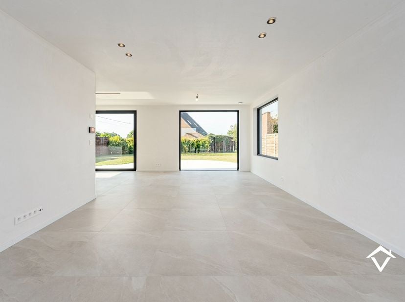 Verkoop onder registratierechten! (2% registratierechten bij enige en eigen woning (zie voorwaarden)).<br />
<br />
Deze alleenstaande woning (494m²)