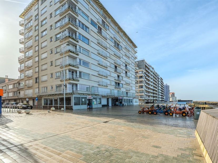 Welkom in dit fantastische appartement gelegen in het hart van Middelkerke, een ideale locatie voor wie geniet van de kust- en strandlevensstijl. Dit