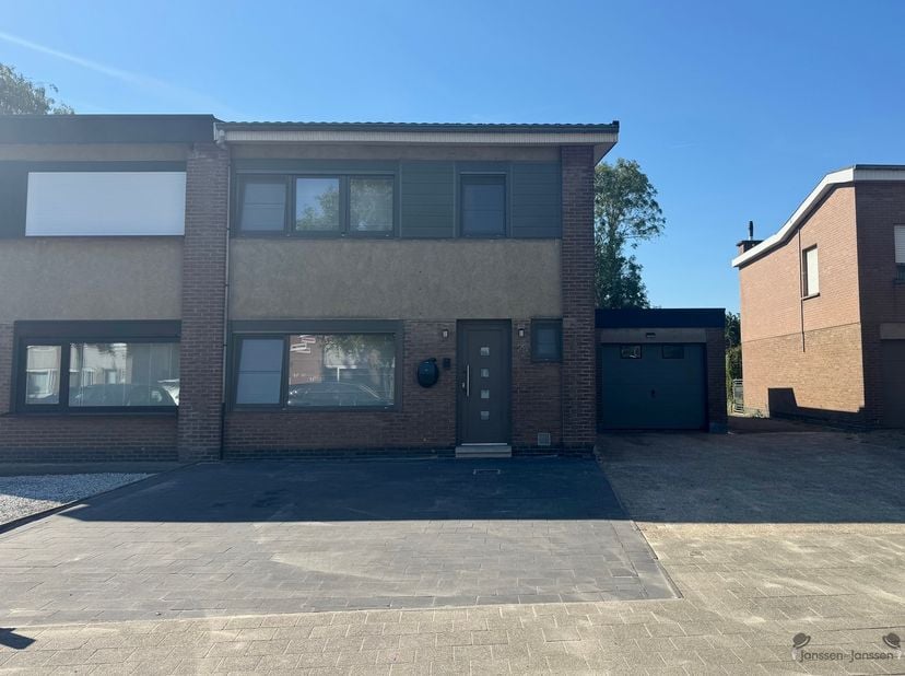 Deze moderne halfopen woning in Hamme valt vooral op door haar ruime, open leefruimtes en de sterke verbinding met de tuin. Met een bewoonbare oppervl