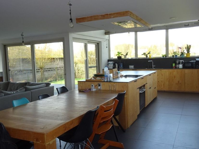 Beschikbaar vanaf 1/8/2026. U bereikt deze alleenstaande woning via een 30 m lange privatieve oprit. Via de inkom met inbouwkasten, komt u in de ruime