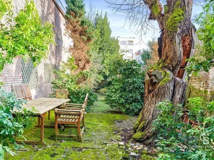 Située à proximité de la Commission européenne et de la Place Flagey et à deux pas des étangs d'Ixelles, élégante maison de maître de ± 445 m² aux lar