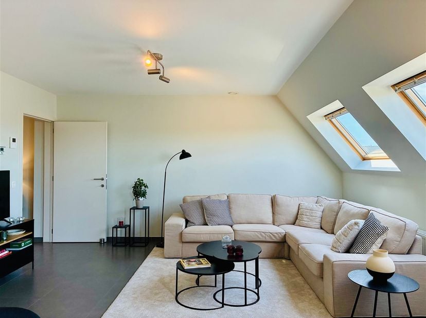 Cet appartement lumineux et bien entretenu est situé dans une résidence récente (2015) et bénéficie d'un excellent emplacement à Oostkamp. L'apparteme
