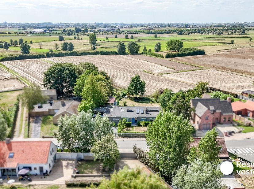 Deze ruime en verzorgde bungalow is gelegen op een prachtig perceel van maar liefst 2.279 m² en combineert comfortabel gelijkvloers wonen met een uitz