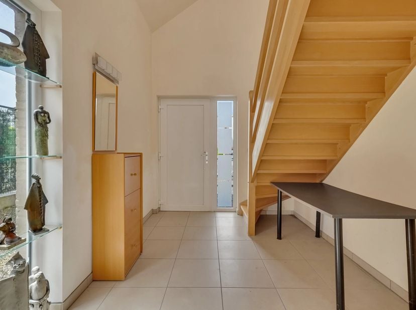 In een rustige residentiële wijk bevindt zich deze verzorgde open bebouwing uit 2004 met een bewoonbare oppervlakte van maar liefst 226 m².<br />
De w