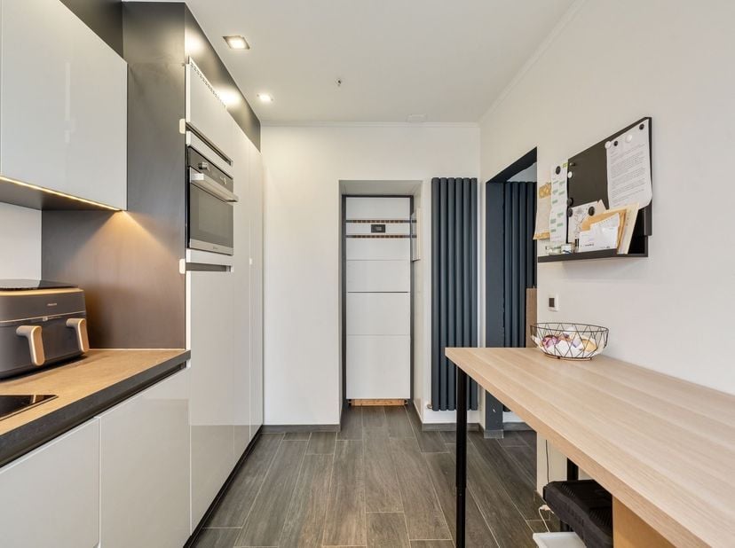 Cet appartement bien entretenu jouit d'une situation privilégiée à proximité de l'autoroute (E314 et N715), ce qui permet d'accéder facilement aux mun