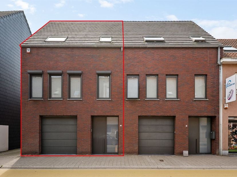 Appartement de 2 chambres prêt à emménager, situé au rez-de-chaussée, sur un terrain de 317 m² <br />
Situation<br />
Cette maison bénéficie d'un empl