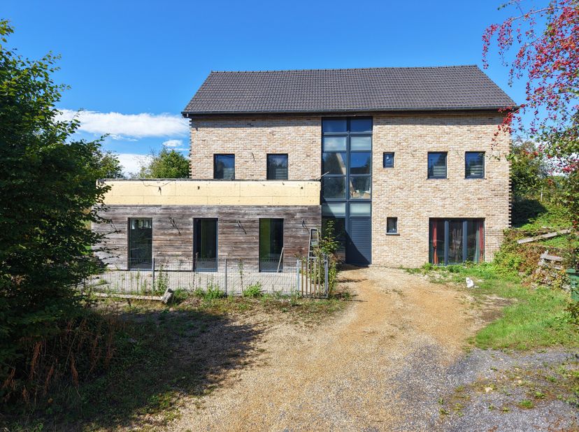 Rez-de-chaussée : ±148m²<br />
<br />
- Parking pour plusieurs véhicules à l'avant, <br />
- Jardin orienté Ouest et trois terrasses dont une plein s