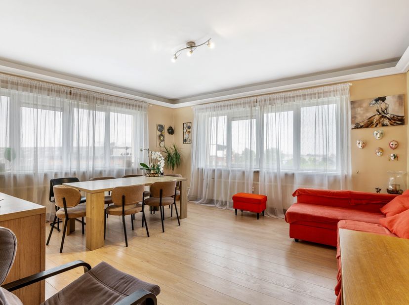 Centraal gelegen Hoekappartement te Merksem, dat interessant kan zijn als investeringspand, mits het pand momenteel verhuurd is.<br />
We betreden het
