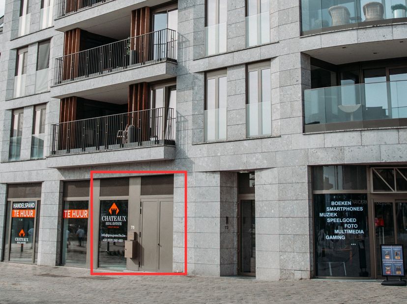 Het handelspand aan de Stokerijstraat 71 maakt deel uit van het project Stadshaven en is gelegen op de drukke winkel as tussen de Demerstraat en Quart