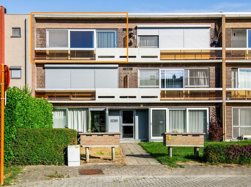 Dit ruime appartement werd in 1978 gebouwd en sinds 1988 door één en dezelfde eigenaar bewoond. Het bewijs dat het hier fijn vertoeven is. Het apparte