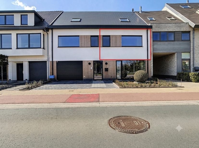 In de Strandlaan te Sint-Idesbald vinden we dit modern appartement (70m²) met 1 ruime slaapkamer te huur. Het appartement werd volledig gerenoveerd! V