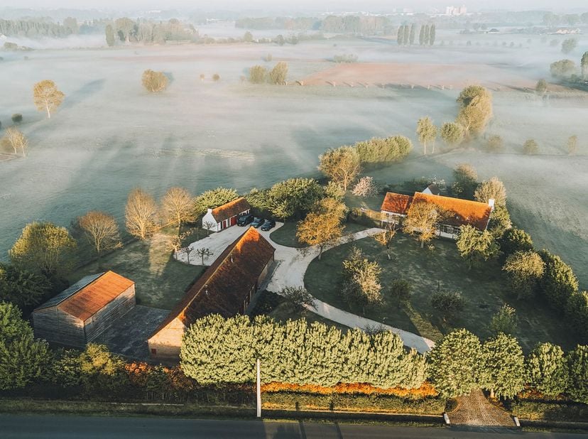 Exclusieve hoeve met hoogwaardige bijgebouwen op een uitzonderlijk groen domein in Bellem<br />
Verscholen in het landelijke Bellem bevindt zich deze