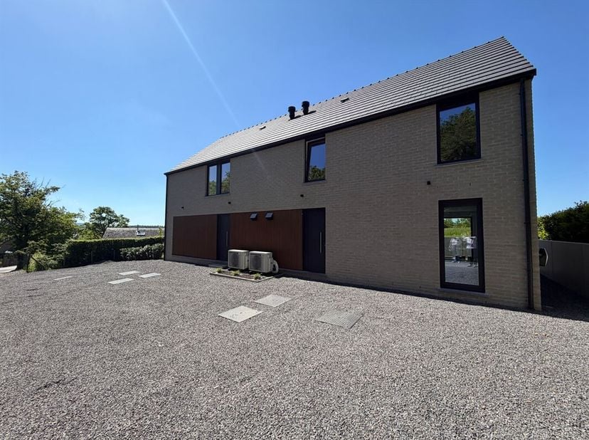 MCA Immobilier vous propose à la location cette superbe maison neuve et de première occupation située à Petit Han, dans un cadre agréable et verdoyant