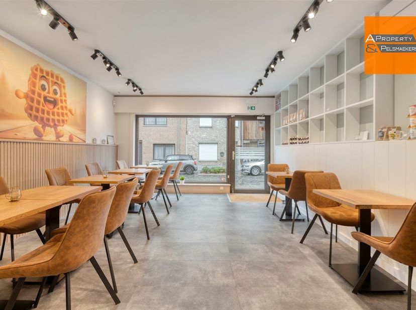 Prachtig handelspand in het centrum van Sterrebeek. <br />
Volledig uitgerust handelsgelijkvloers bestaande uit een verbruikszaal met airco, een volle
