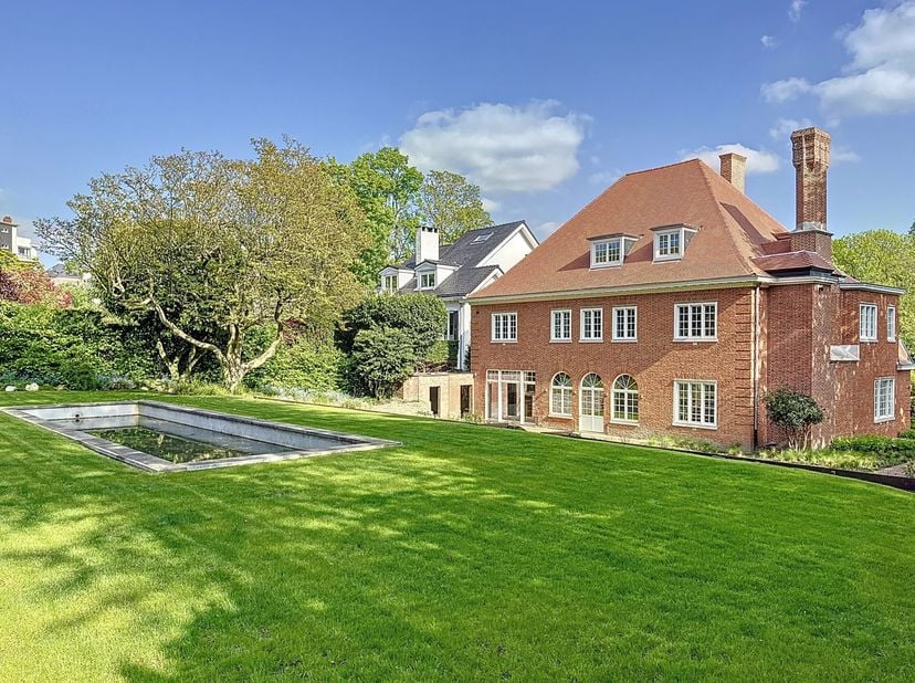 Ontdek in de wijk Florida deze uitzonderlijke woning, volledig gerenoveerd in 2025 door een gerenommeerd architectenbureau. Deze enorme woning van mee