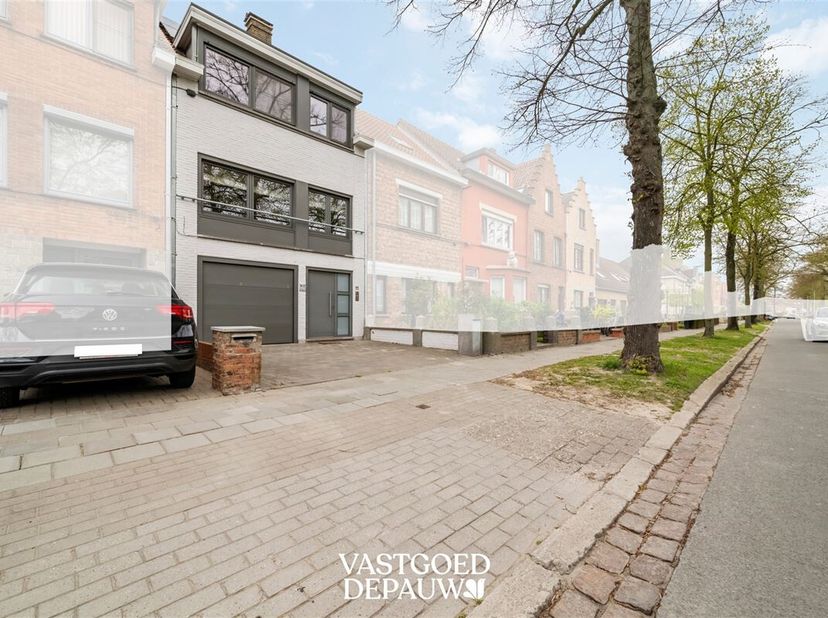 Cette maison de style bel-etage, située au centre de la ville et largement rénovée, allie espace, confort et efficacité énergétique. D'importants trav