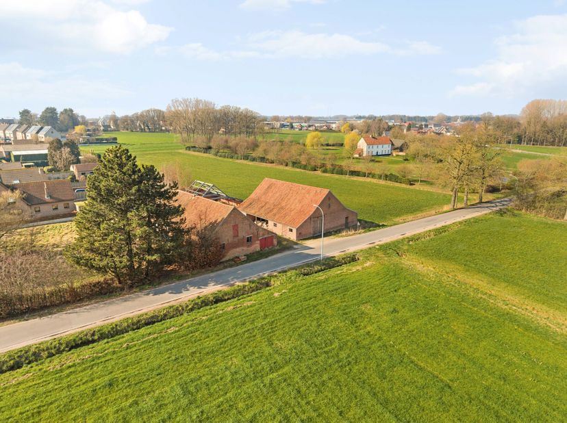 Te midden van een prachtig landelijke omgeving bevindt zich deze authentieke hoeve met bijhorende schuur op een perceel van +/- 2.340  m².<br />
Een u