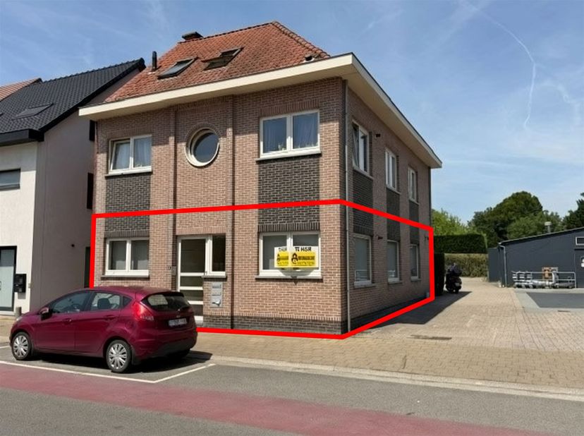 Gelijkvloersappartement met tuin en garagebox