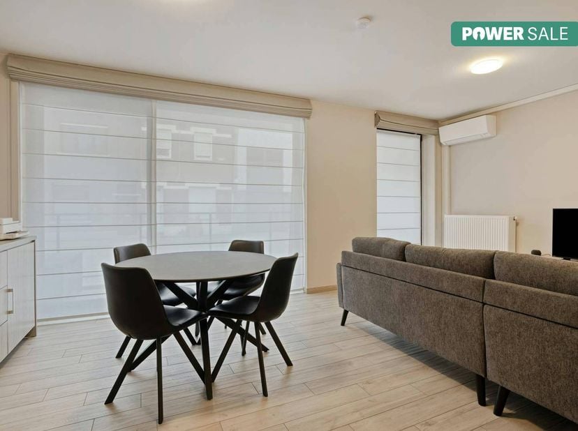 Ontdek dit instapklare en energiezuinige appartement met één slaapkamer en staanplaats, ideaal voor wie comfortabel en zorgeloos wil wonen. Het appart
