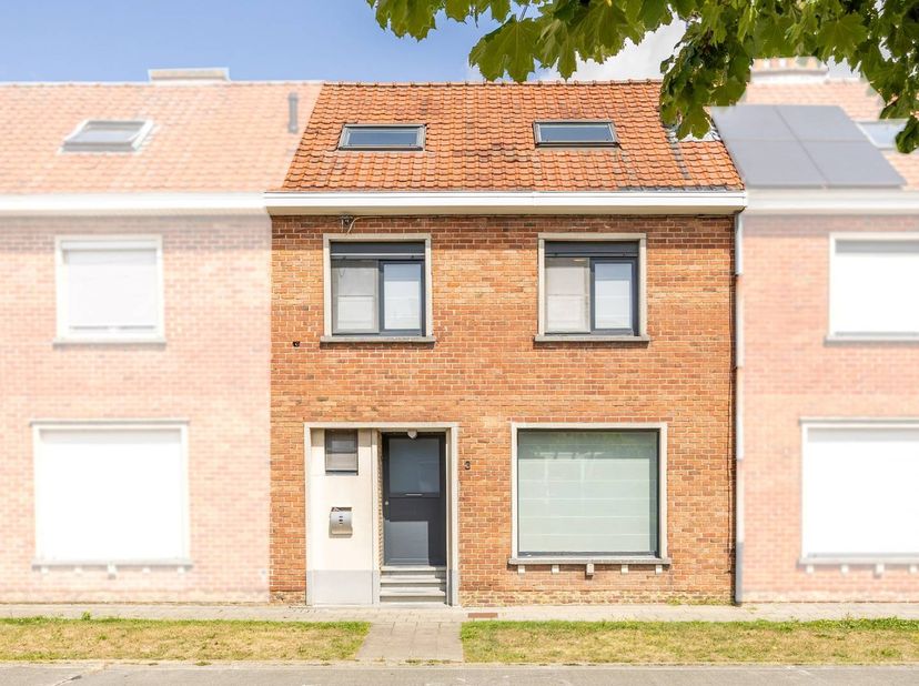 Vous recherchez une maison familiale spacieuse et lumineuse dans un endroit calme et facilement accessible ? Alors cette maison prête à emménager situ