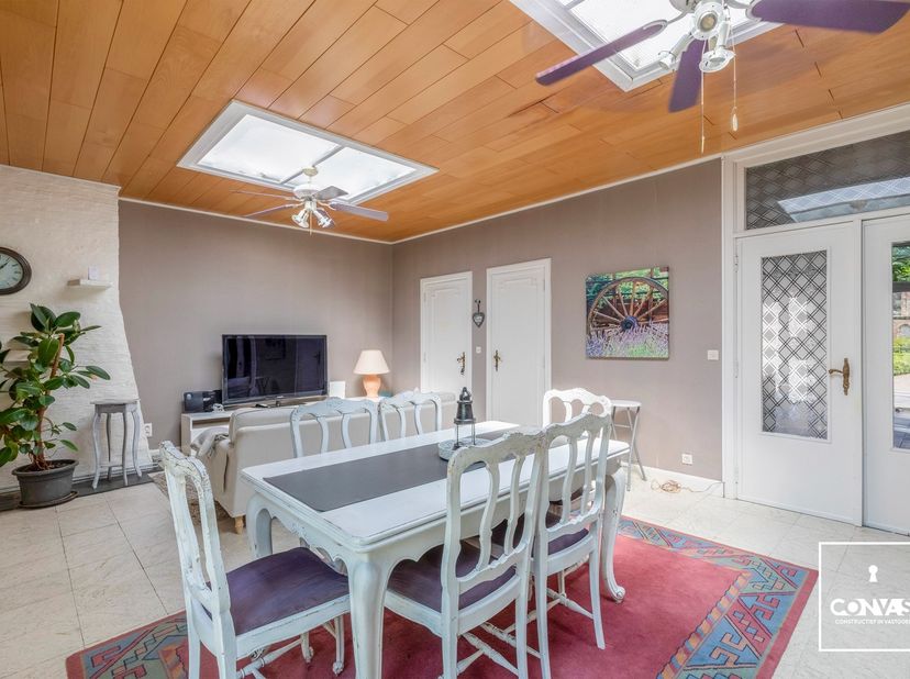 Deze ruime woning met vier slaapkamers, drie badkamers en een aangename tuin is gelegen in het centrum van Melle.&amp;nbsp;<br />
<br />
Bij het binnenkom