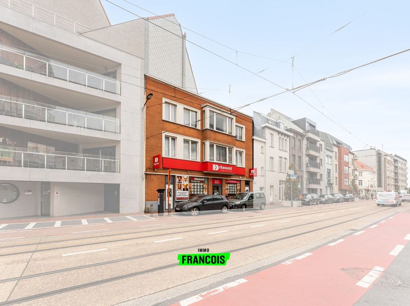 Découvrez cette intéressante opportunité dinvestissement au cur de Blankenberge. Limmeuble se compose dun rez-de-chaussée commercial et de deux appart