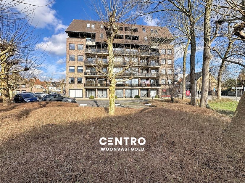 ENERGIEZUINIG appartement met 2 slpks, een FANTASTISCH UITZICHT, een kelderberging én een private parkeerplaats op wandelafstand van het centrum en he