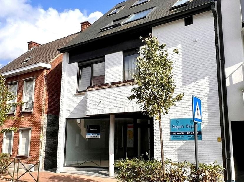 SUPER GELEGEN OPBRENGSTEIGENDOM bestaande uit een HANDELSGELIJKVLOERS? en 2 appartementen met TERRASSEN, VERHUURD aan CORRECTE HUURDER: rendement van