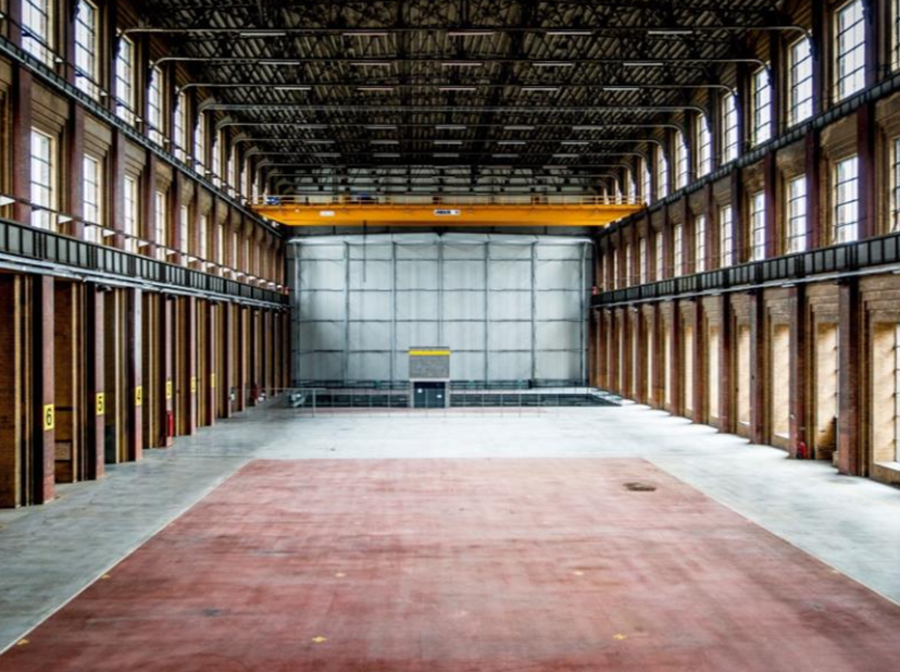 Cet entrepôt impressionnant de 5.100 m² est situé sur le site Interescaut, à l’Interescautlaan 100 à Schelle, dans un environnement industriel à l’arc