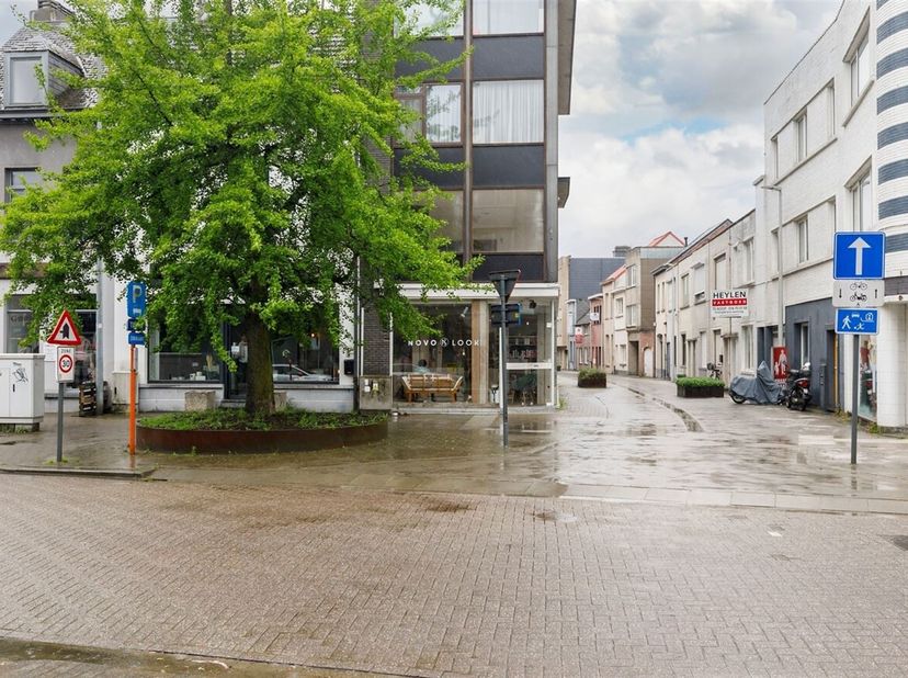 Immeuble commercial/bureau de 95 m² bien situé au coeur de Herentals<br />
Situation : Terrain d'angle avec une excellente visibilité, vitrine et park
