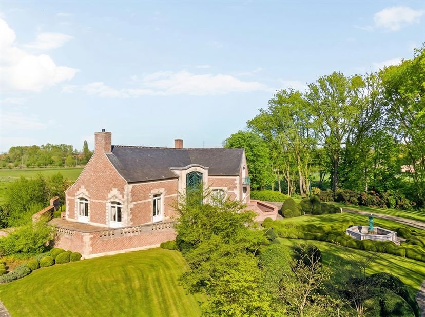 Found en baker text :Dans un endroit calme et verdoyant, à proximité du centre d'Izegem, se trouve cette villa de caractère, conçue par Marcel Raymake