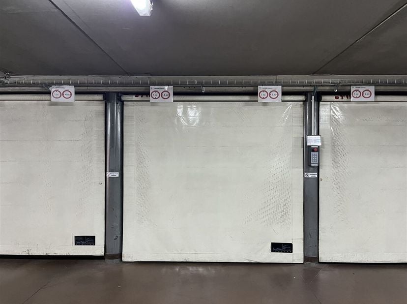 Garage met liftsysteem in centrum van Genk<br />
De garage is gelegen aan Schietboomstraat 5 in Genk en heeft nummer S10. <br />
De garage heeft een l