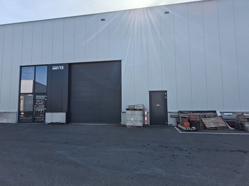 Hoogwaardig afgewerkte nieuwbouw KMO-units te huur – Aartselaar (Halfstraat 5)<br />
Deze moderne KMO-units combineren een professionele uitstraling m