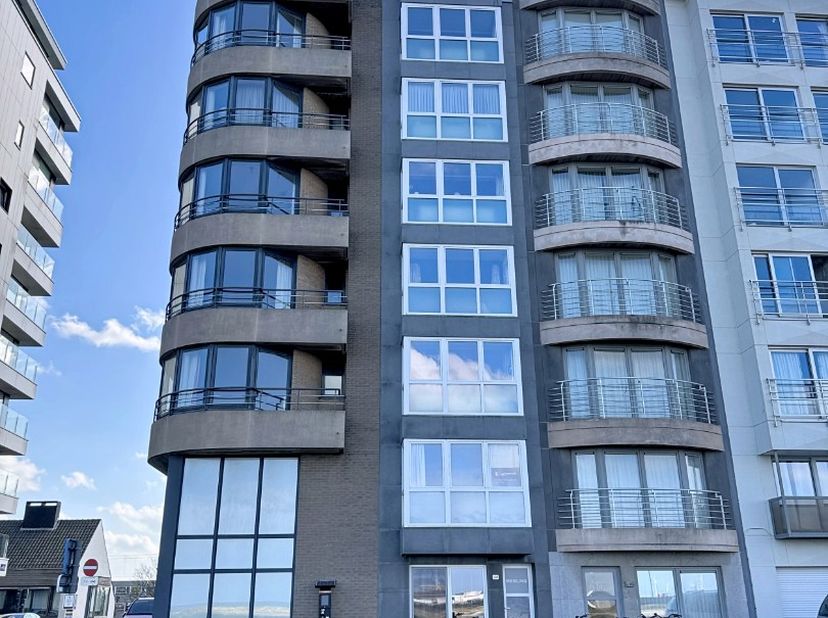 Dit prima onderhouden appartement ligt aan de baai van Heist en heeft frontaal zeezicht. Het appartement ligt op de derde verdieping van een kleinscha