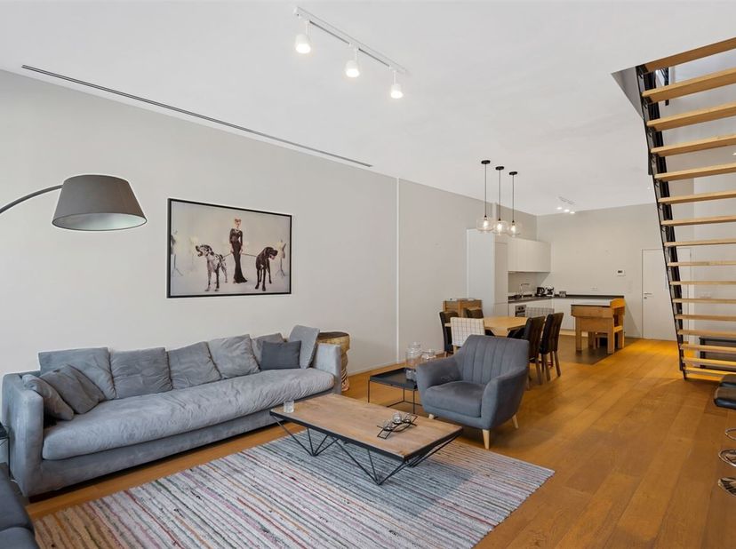 Instapklaar duplex appartement (107 m²) te koop!<br />
Ligging: Dit instapklaar duplex appartement is zeer centraal gelegen. Het stadscentrum en centr