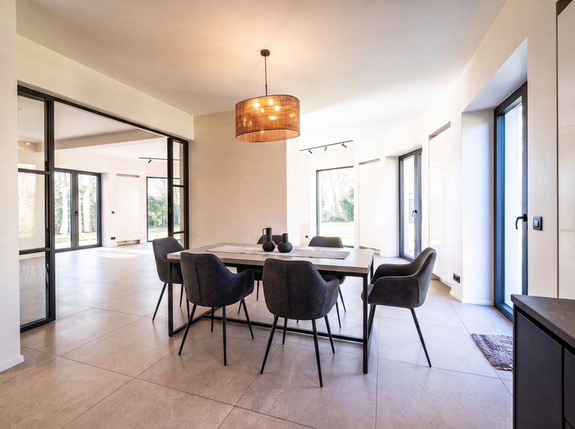 LASNE – Proche des Jardins d'Aywiers. Sise sur un terrain de fond. Magnifique VILLA (5CH/4SDB/2 bureaux) avec dépendance de ± 380 m² habitables entièr