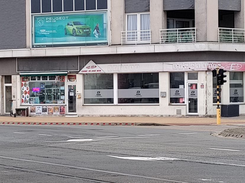 A vendre<br />
deux locaux commerciaux à vendre ensemble.<br />
Idéal comme investissement<br />
Avec des baux commerciaux<br />
Emplacement de premie