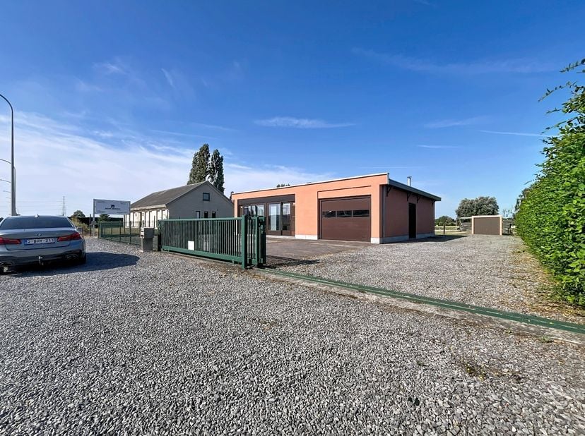 Deze charmante bungalow is gelegen op een ruim perceel en biedt een praktische en comfortabele indeling. Via de veranda kom je in de lichtrijke leefru