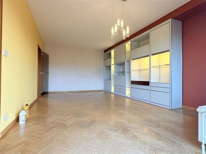 Henro-Immo vous propose ce superbe appartement rénové, tout confort, avec garage, situé à l'entrée de la ville.<br />
Ce bien, situé au 7 étage de la