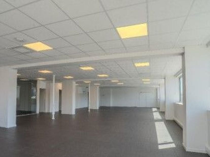 Ontdek in Antwerpen een professionele werkomgeving die de schaalbaarheid van je onderneming faciliteert. Dit gebouw biedt je een instapklare kantoorru