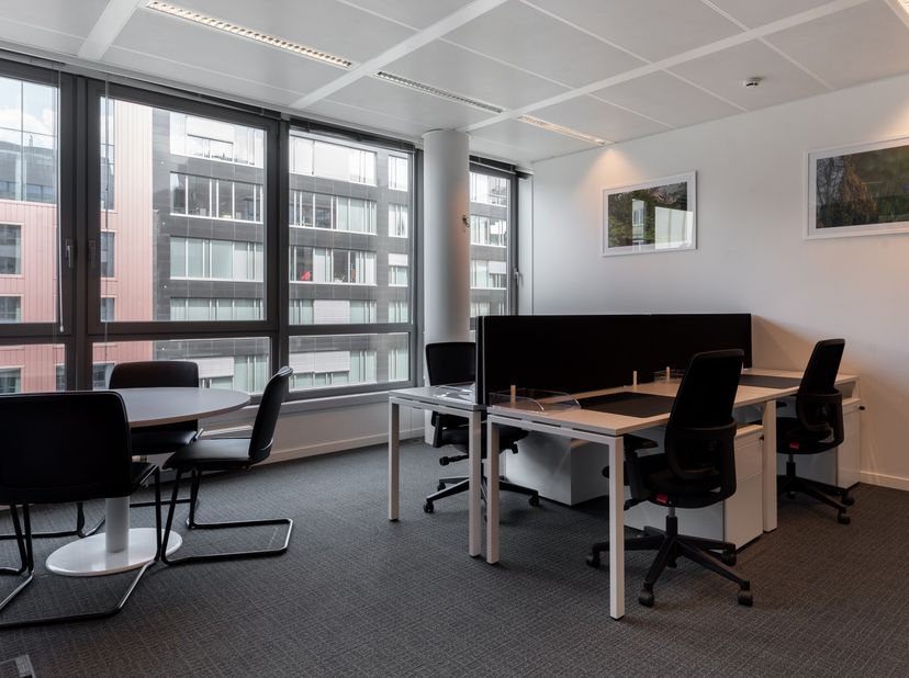 Privékantoor voor 4 werknemers in Regus EU Square de Meeûs<br />
<br />
Dit aanbod omvat een eigen kantoorruimte met service voor 4 werknemers en bove