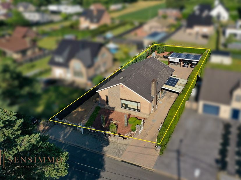 Op een riant perceel van 9a 95ca, in een rustige en residentiële woonwijk nabij Opgrimbie, bevindt zich deze uitstekend onderhouden vrijstaande bungal