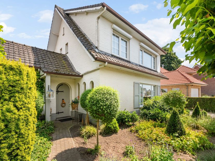 Dans un quartier résidentiel paisible, à proximité du centre animé, se trouve cette charmante maison avec une âme unique et romantique. Entourée d'un